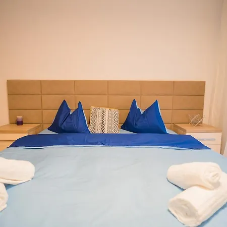 Park With Large Patio & Nature Therapy Apartment *